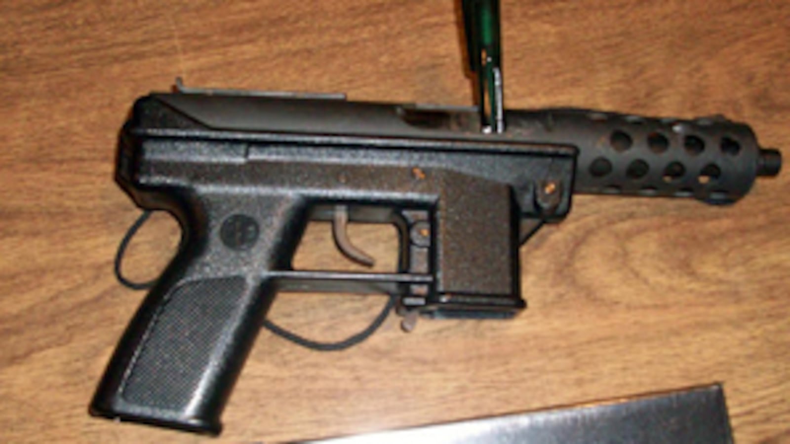cheats/2012/01/02/man-brings-machine-gun-into-nyc-subway/nypd-arrest-suspect-machine-gun-nyc-subway-cs_hy3cza