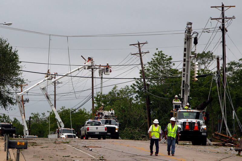 galleries/2013/05/16/swarm-of-deadly-tornadoes-rips-through-texas-photos/texas-tornado-3_glemmd