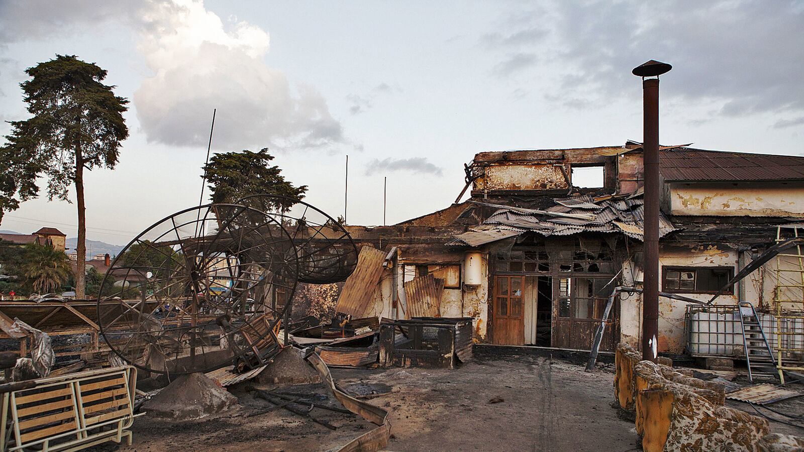 articles/2015/01/19/the-itegue-taitu-the-daily-beast-s-favorite-hotel-burns/150118-de-castro-taitu-hotel-fire-tease_q9jrgq