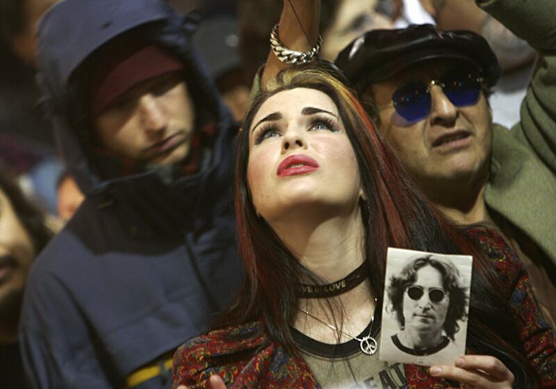 galleries/2010/12/07/john-lennon-fans/lennon-fans-4_azmj3x