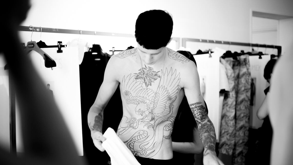 galleries/2012/07/02/men-s-fashion-week-in-paris-spring-2013-backstage-photos/paris-fashion-tachman-mugler-5_lrtbeu