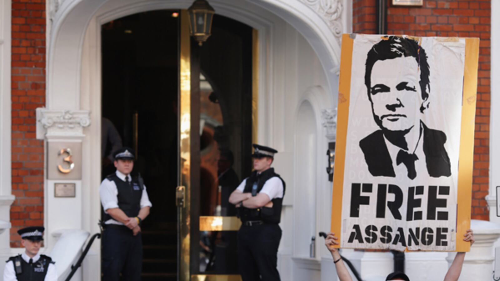 cheats/2012/08/26/ecuador-britain-won-t-raid-embassy/assange-britain-wont-raid-ecudor-embassy-cheat_tscs3k