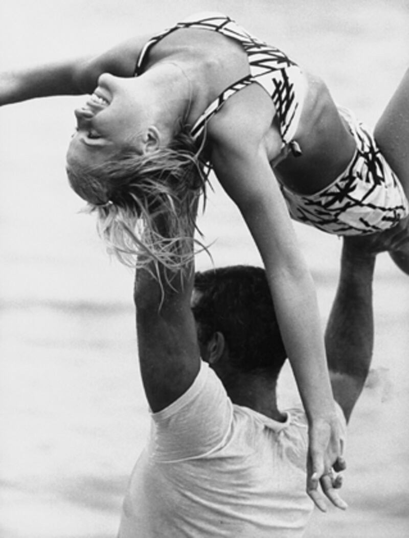 galleries/2009/05/22/stunning-beach-photography/beach---couple_dhuyxj