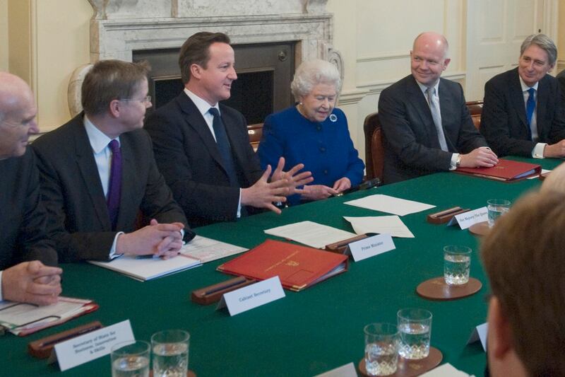 articles/2012/12/18/queen-elizabeth-attends-cabinet-meeting-of-british-government/queen-switch-cabinet_zjrkb8