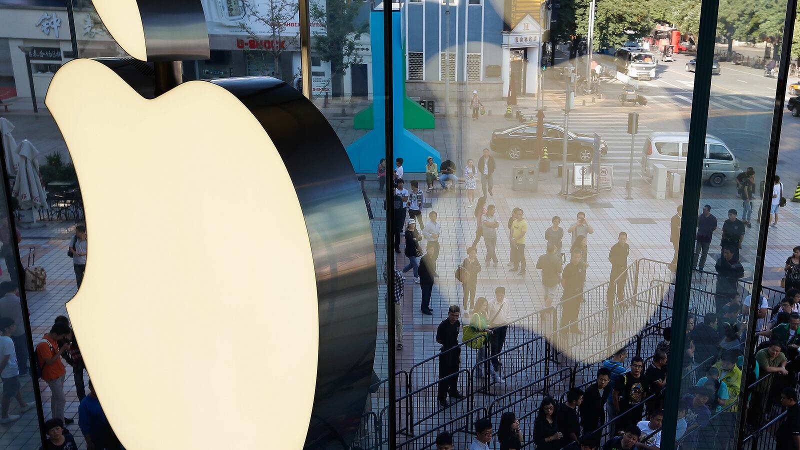 articles/2013/09/30/apple-leaves-coke-flat-in-global-top-brand-survey/130930-cnbc_rfi63q