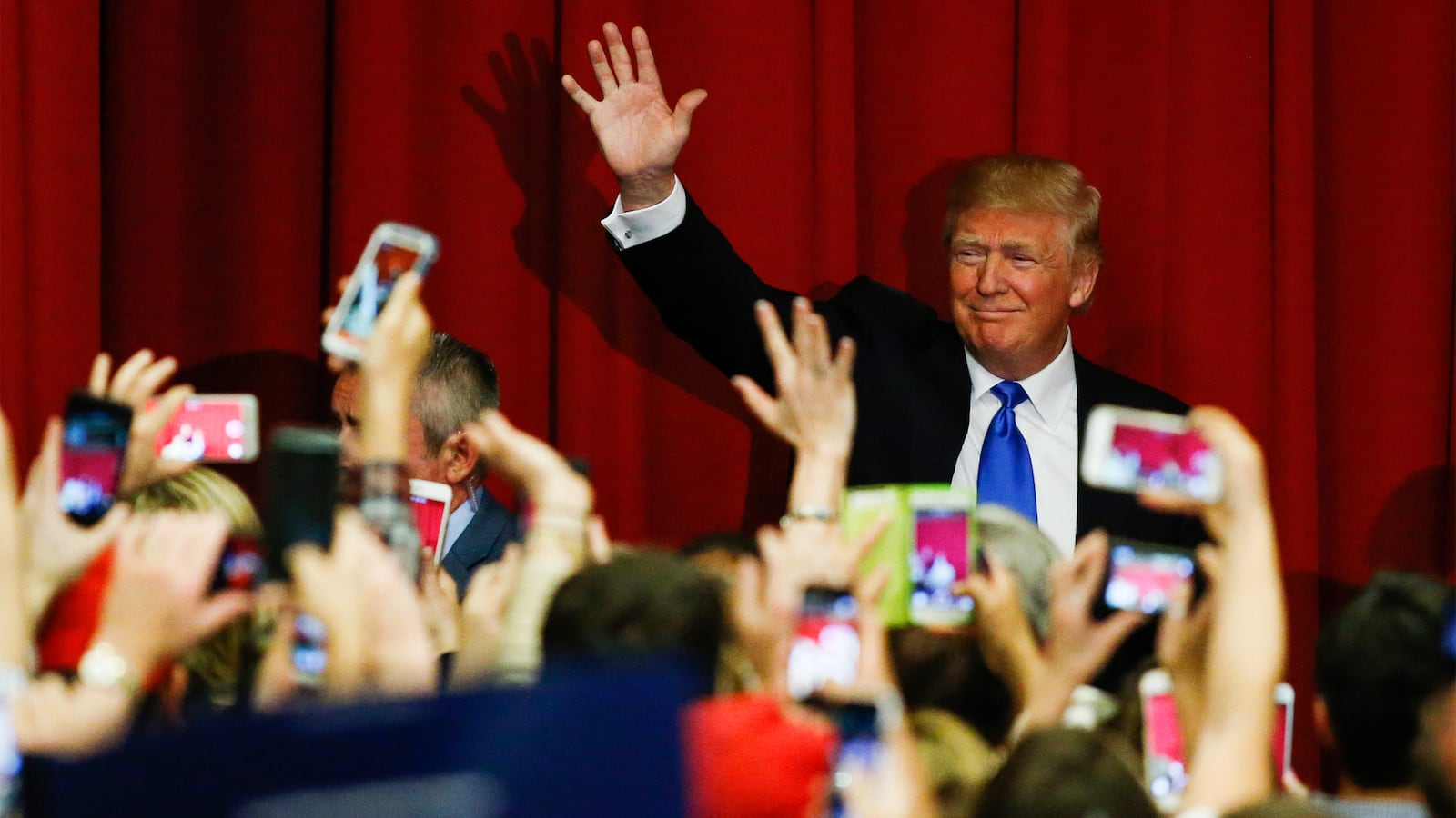 181024-dozier-trump-phone-hero-2_ngws8u