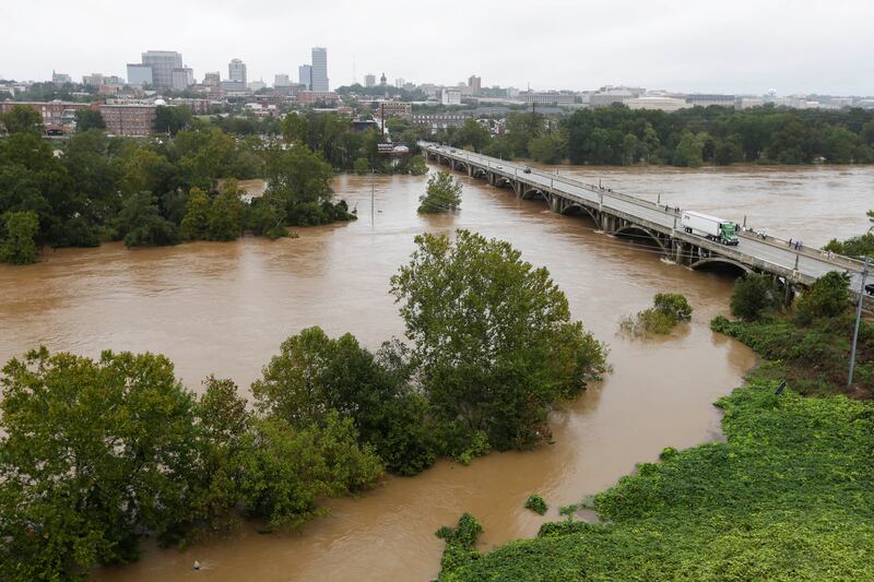 galleries/2015/10/05/south-carolina-battles-devastating-flooding-photos/151005-sc-flooding-04_nvsv9n