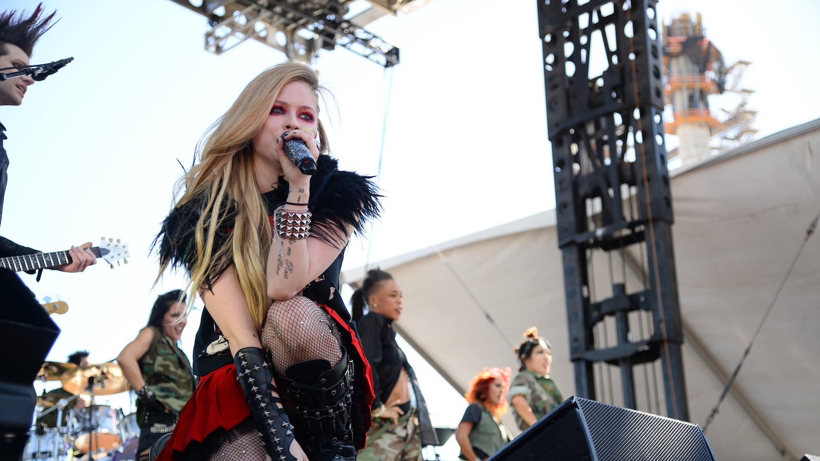 articles/2013/11/06/avril-lavigne-is-still-the-motherfreaking-princess-of-pop/131105-fallon-lavigne_ctsm4o