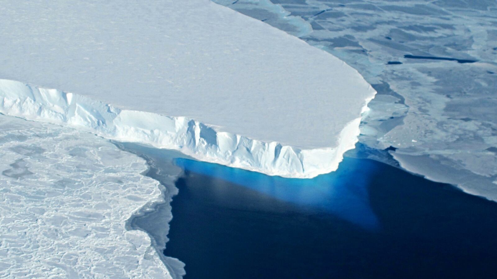 cheats/2016/03/31/antarctic-ice-melt-linked-to-rising-sea/160331-antarctica-cheat_if389q