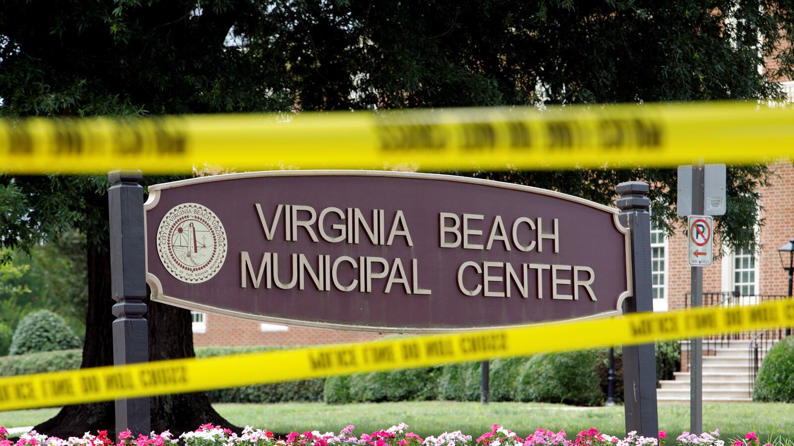 2019-06-01T212412Z_369247152_RC119012D5F0_RTRMADP_3_VIRGINIA-SHOOTING_rsx7fn