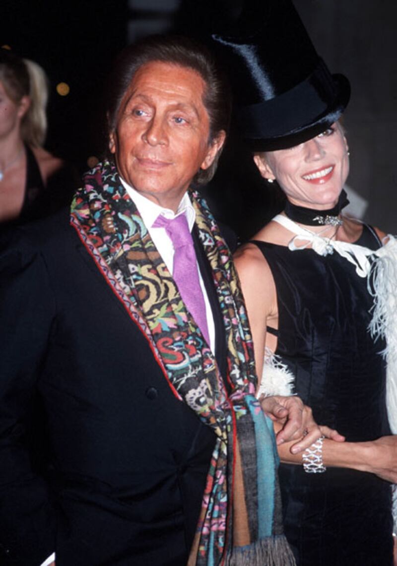 galleries/2009/12/07/valentino-through-the-ages/tymauer--valentino--moet-and-chandon-phillip-treacy-tribute_tkynhi