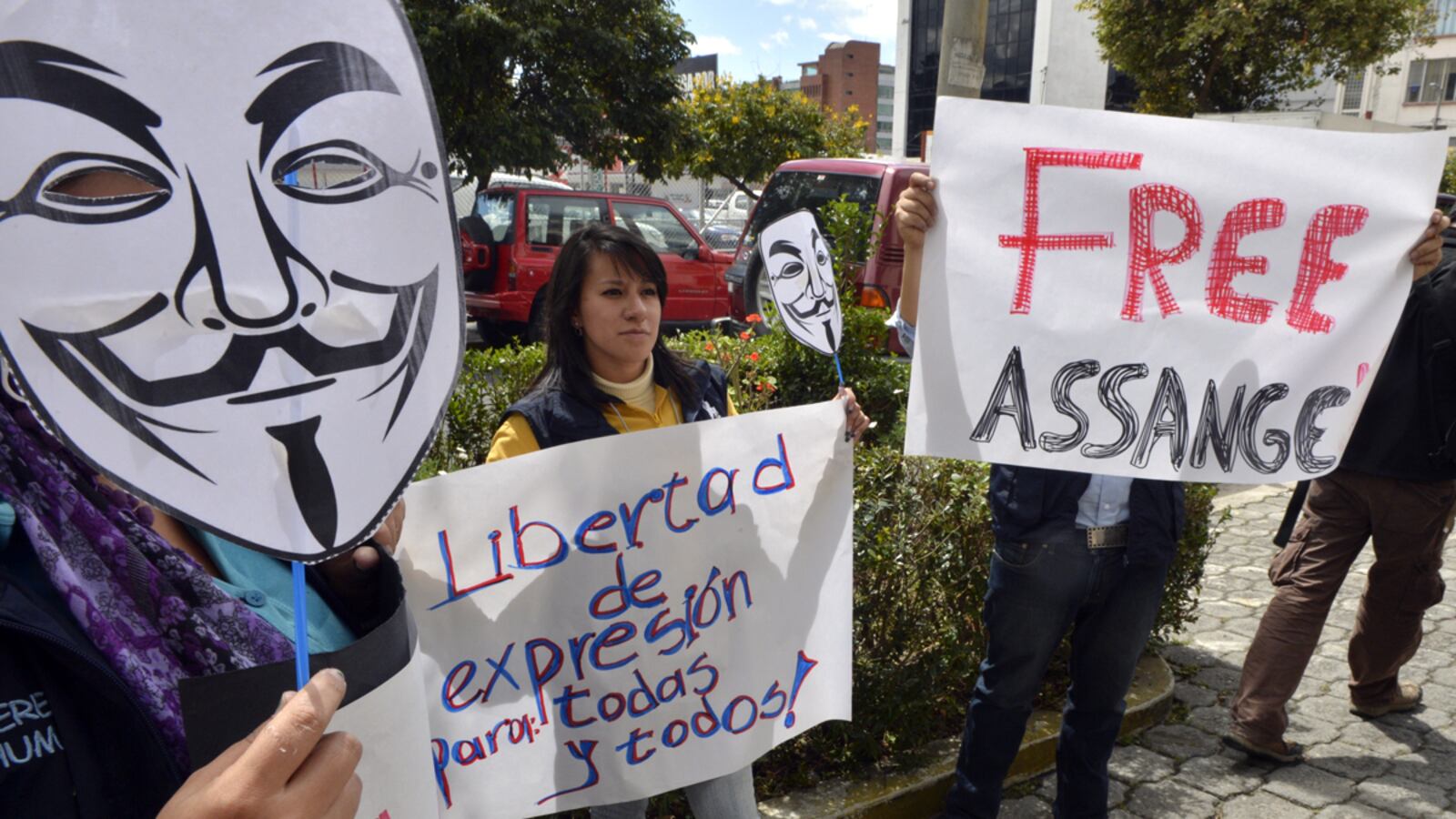 articles/2012/07/05/julian-assange-s-asylum-gamble-end-of-the-wikileaks-saga/assange-ecuador-margolis_slf3ot