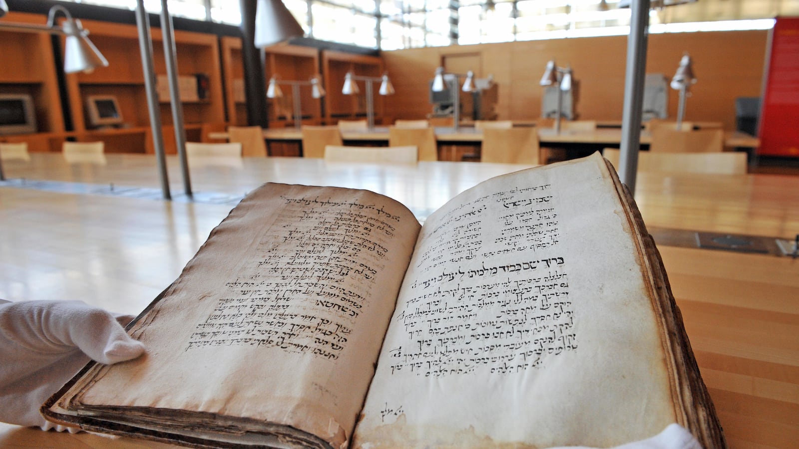 articles/2013/09/11/creative-cures-for-your-yom-kippur-boredom/mahzor-openz_g2indb