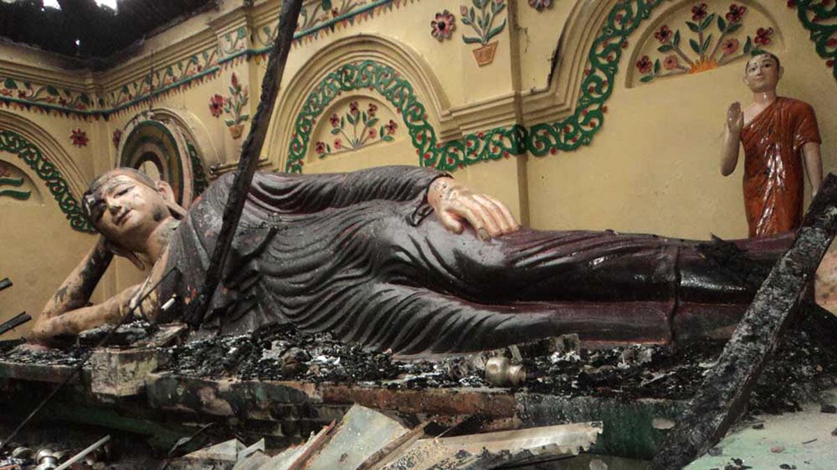 cheats/2012/09/30/muslims-burn-temples-in-bangladesh/bangladesh-buddhist-temples-burned-by-muslims-cheat_l0dc8s