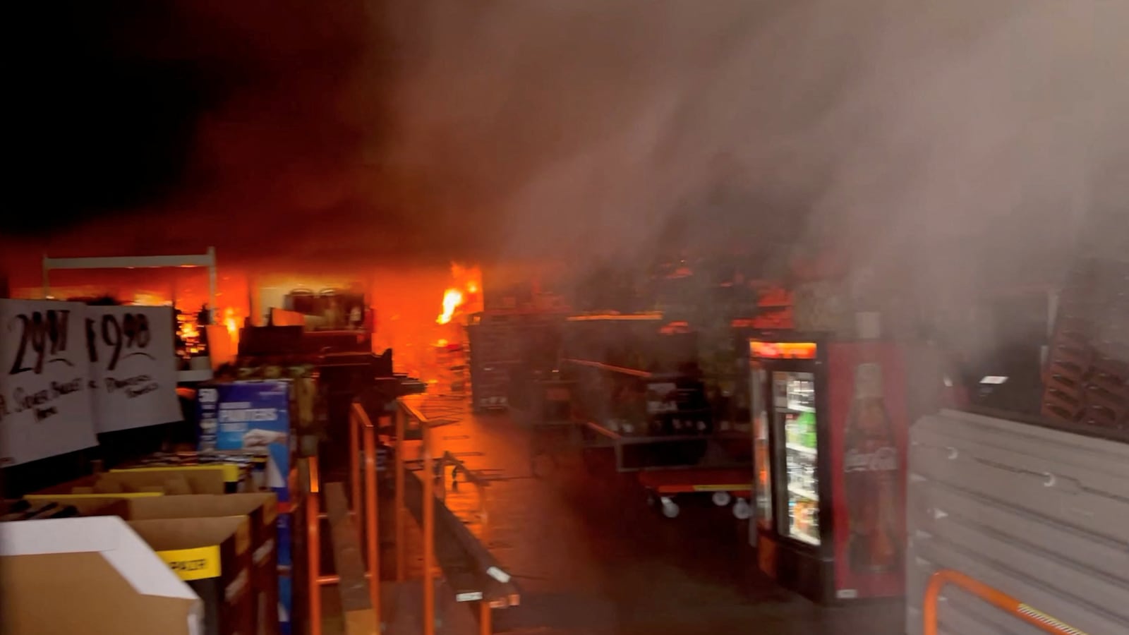 2022-04-10T025842Z_1194162393_RC2XJT9TX9UZ_RTRMADP_3_USA-FIRE-HOME-DEPOT_tf6i0q