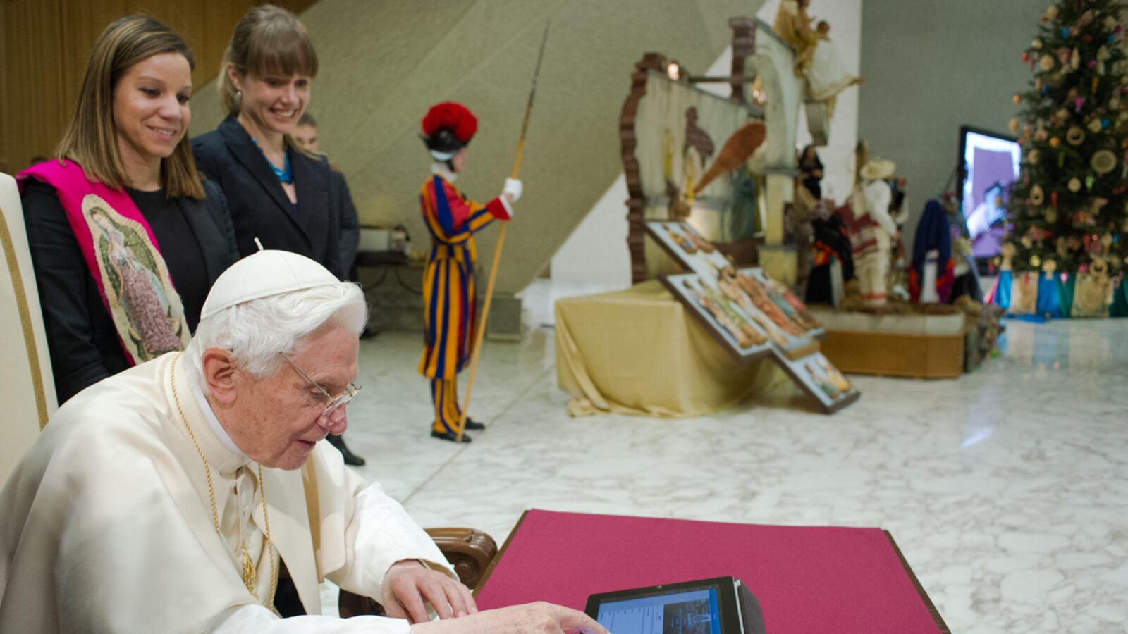 articles/2012/12/12/omfg-the-pope-s-on-twitter/nadeau-pope-tweets-tease-embed_vqdu5k