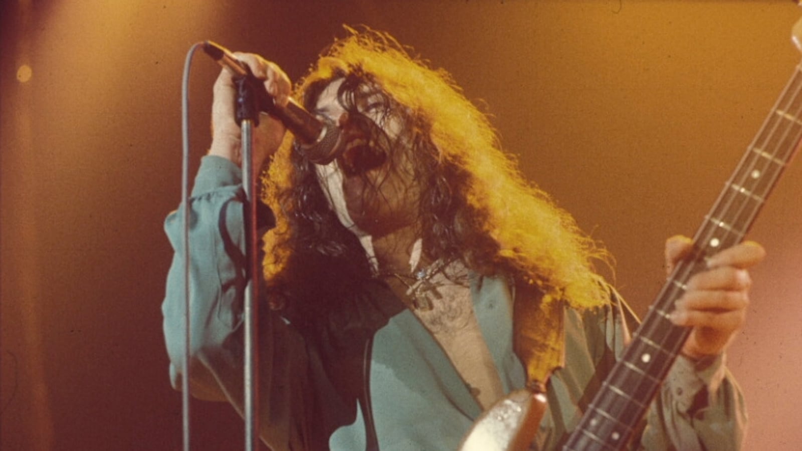 (MANDATORY CREDIT Watal Asanuma/Shinko Music/Getty Images) Glenn Hughes of Deep Purple performs on stage at Wembley Empire Pool, London, 12th March 1976. (Photo by Watal Asanuma/Shinko Music via Getty Images)