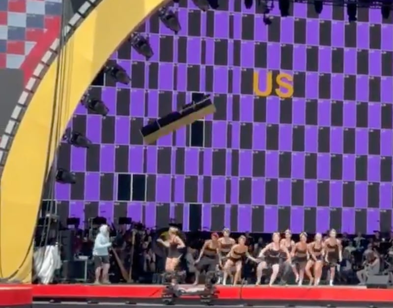 At least one dancer saw the object falling before it hit the stage.