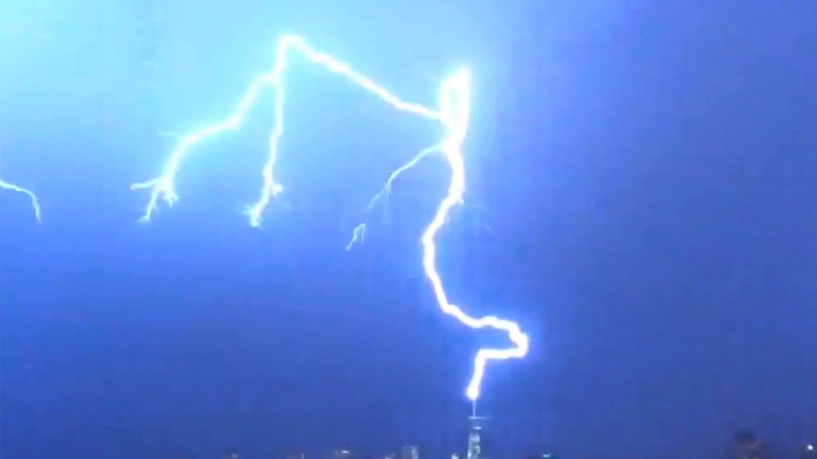 articles/2014/07/03/video-of-the-day-lightning-across-new-york-city/140703-viral-lightning-tease_wix442