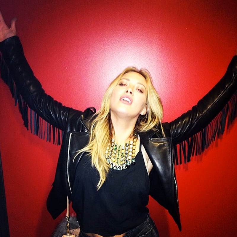 galleries/2014/03/02/oprah-lena-dunham-the-week-s-best-celebrity-selfies-photos/140228-selfies-hilaryduff_zu9qqm