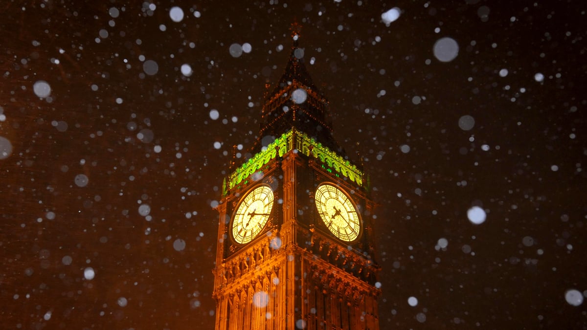 cheats/2012/02/04/snows-delay-thousands-of-london-flights/uk-snow-cheat_obon3x
