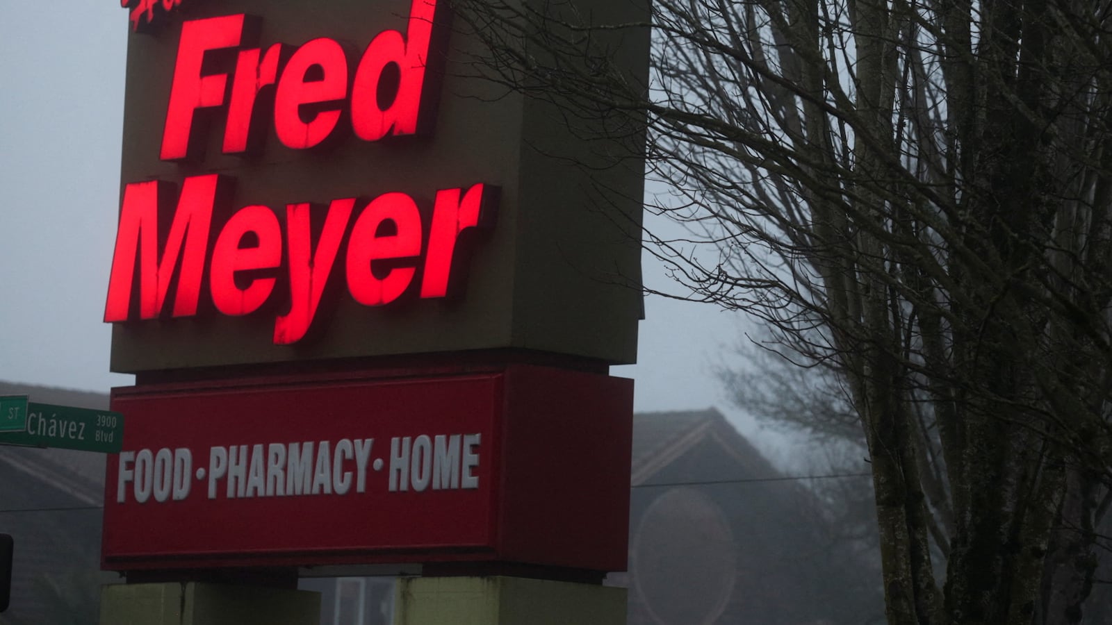 2021-12-17T000000Z_353250915_RC28GR9EMI0G_RTRMADP_3_KROGER-WORKERS_mvbly1