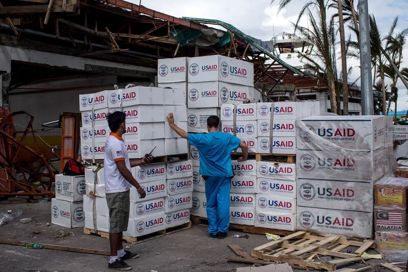 galleries/2013/11/14/aid-arrives-for-typhoon-ravaged-philippines-photos/philippine-aid-gal-14_uaaaac