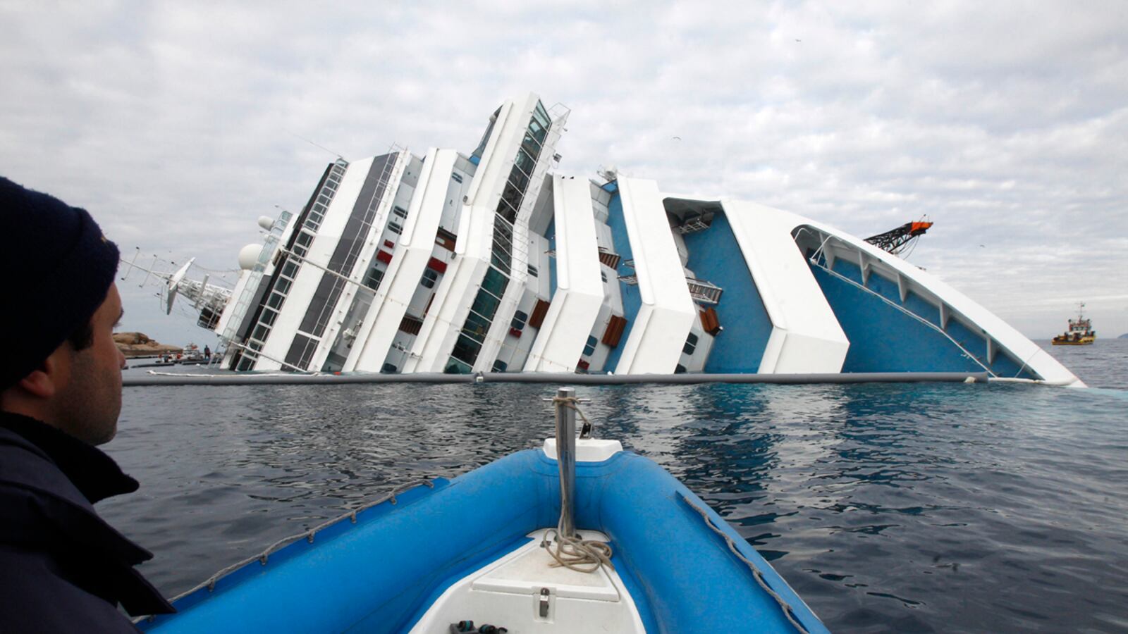 cheats/2012/02/01/oil-spills-from-italy-shipwreck/costa-concordia-leak_qcaxkg