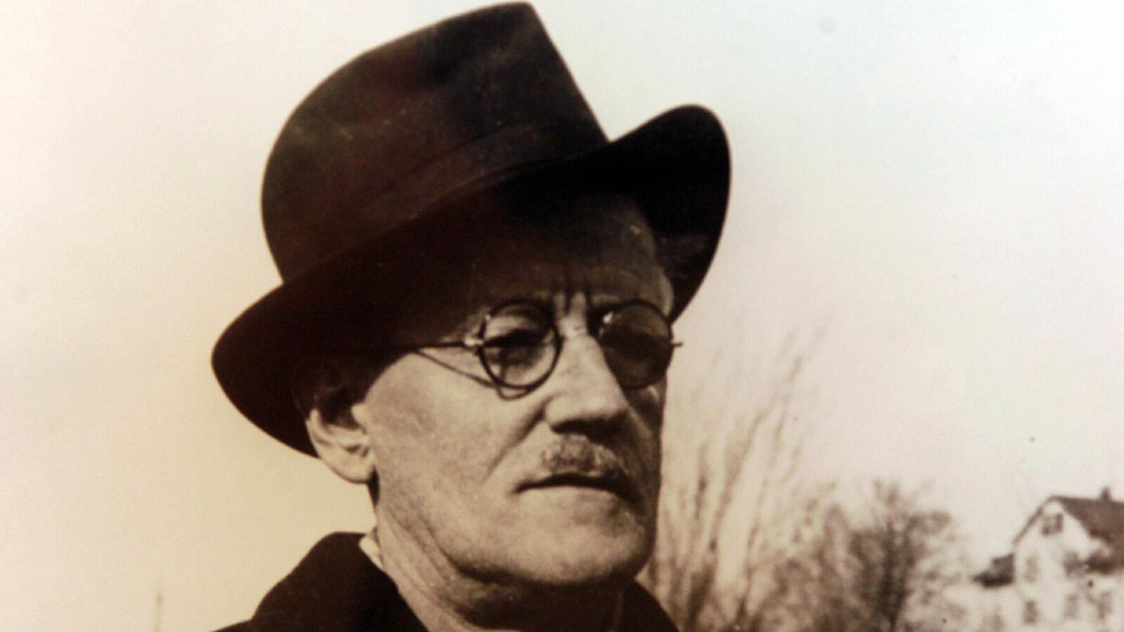 articles/2014/06/16/viral-video-of-the-day-a-bloomsday-primer/140603-james-joyce-cheat_olrylm