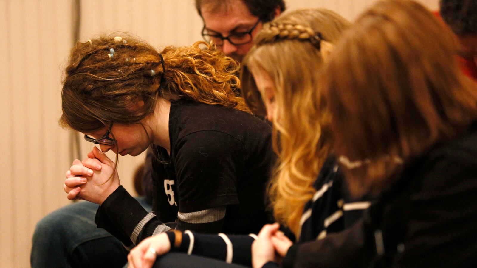 articles/2014/03/27/landslide-leaves-families-waiting-for-death/140327-landslide-solie-tease_fkcgl5