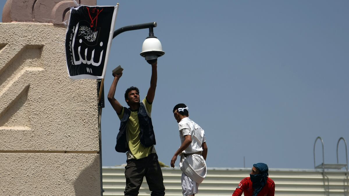 cheats/2012/09/13/rioters-storm-u-s-embassy-in-yemen/us-embassy-sanaa-yemen-cheat_nqhfjq