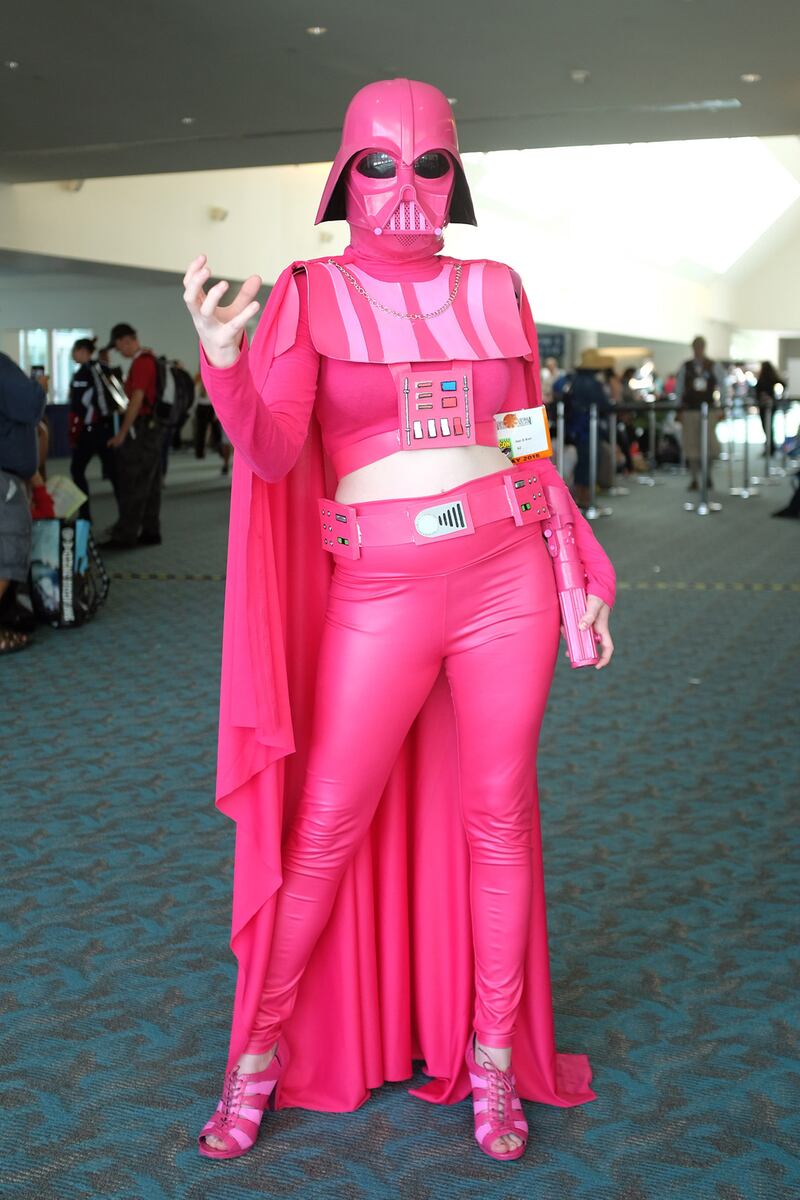 galleries/2015/07/11/the-feminine-side-of-comic-con-2015/150711-comic-con-ladies-02_lrcd4t