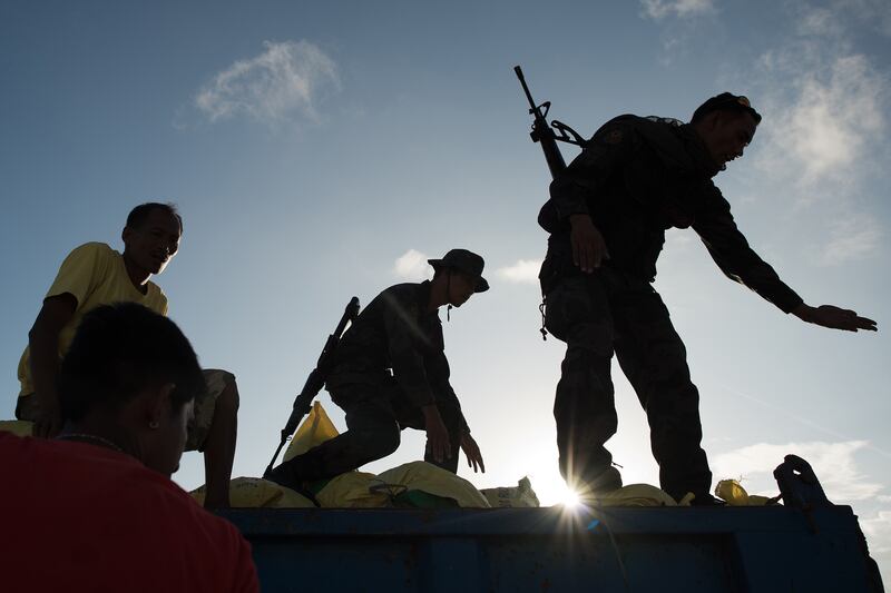 galleries/2013/11/14/aid-arrives-for-typhoon-ravaged-philippines-photos/philippine-aid-gal-5_fj1qxk