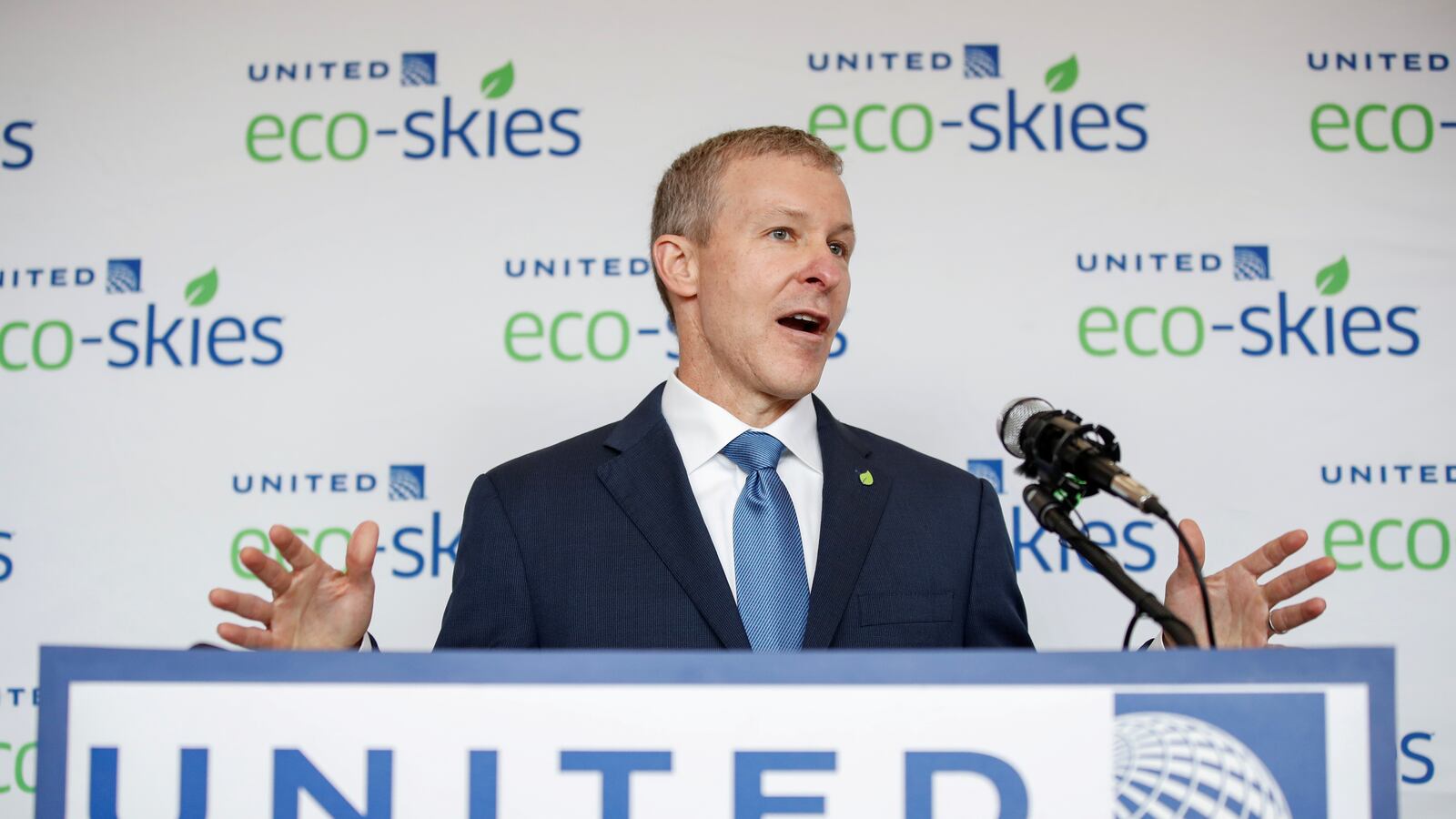 2020-08-30T201800Z_444378966_RC2KOI9W7EHL_RTRMADP_3_UNITED-ARLNS-FEES_fl6oie