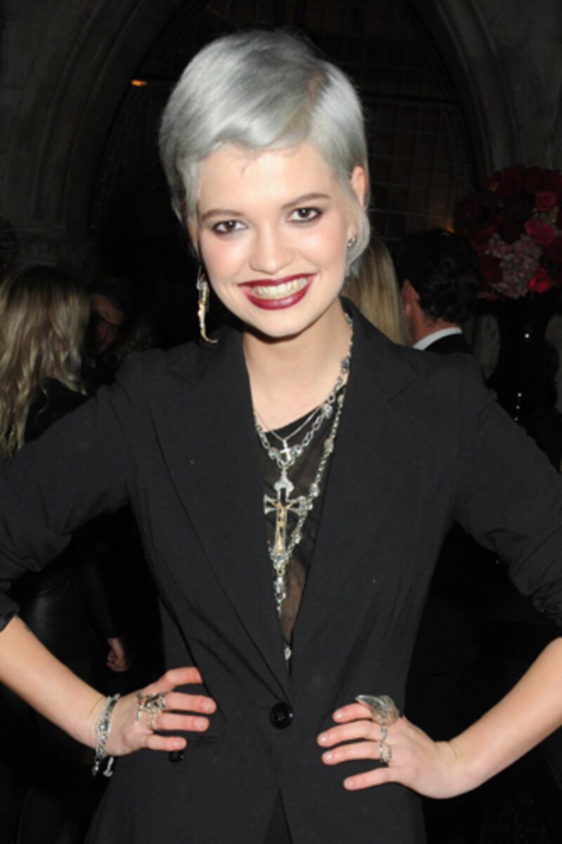 galleries/2012/01/28/kelly-osbourne-kate-moss-other-young-celebrities-who-go-gray-photos/pixie-geldof-gray-hair-celebrities_qt50gx