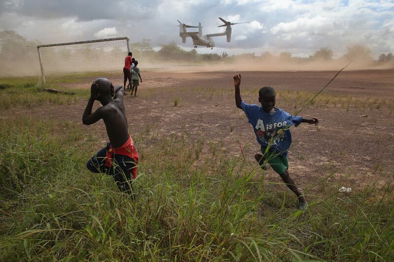 galleries/2014/10/23/portrait-of-an-epidemic-the-front-lines-of-ebola/141022-john-moore-ebola-09_reluf2
