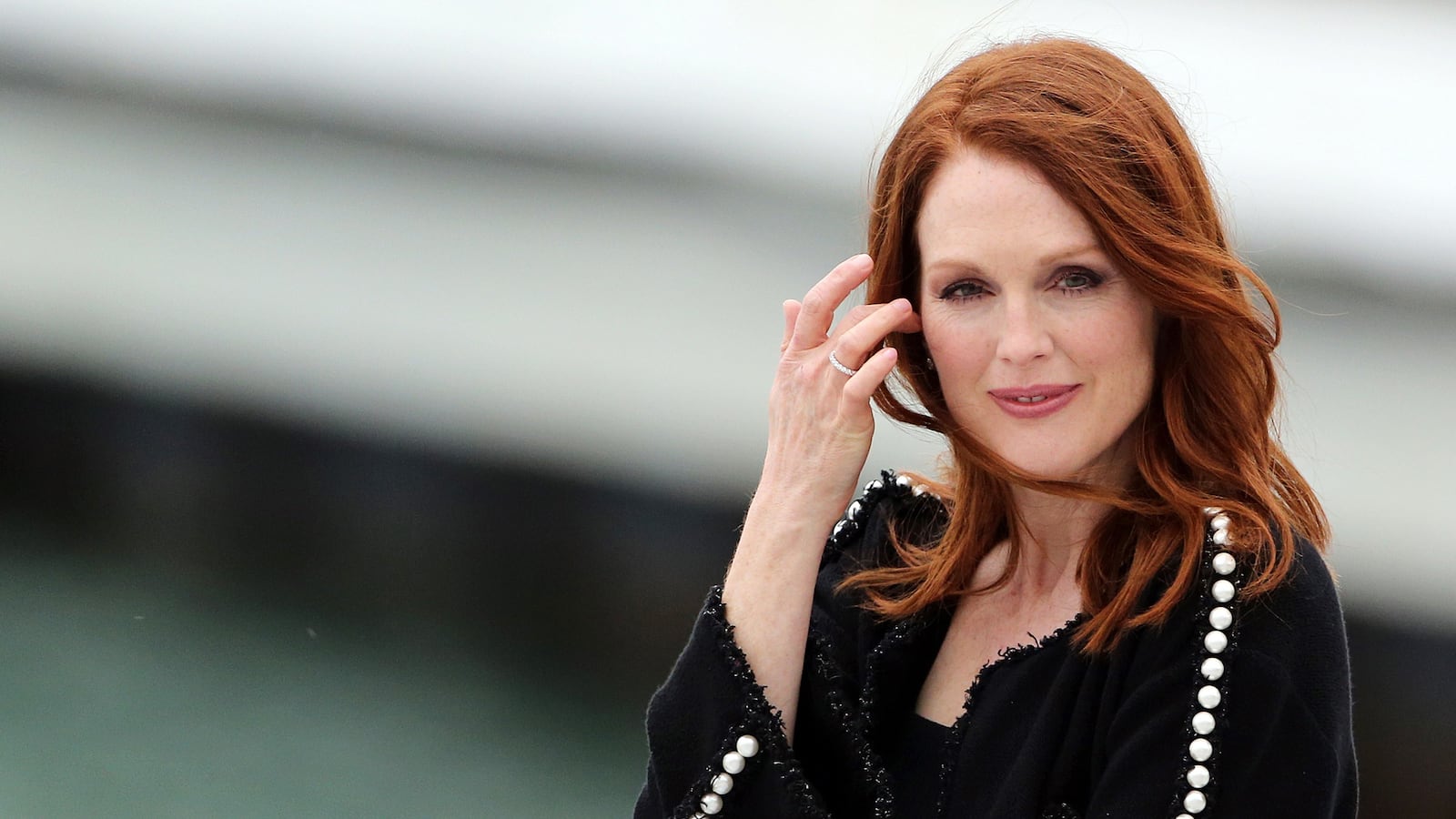 articles/2014/12/24/julianne-moore-is-oscar-gold-in-still-alice/141223-stern-moore-tease_viluzg