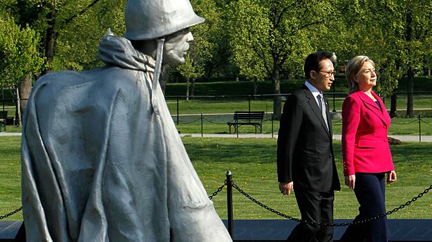 galleries/2010/04/14/hillary-s-powersuits/hillary-pantsuit-4_n2qjvg