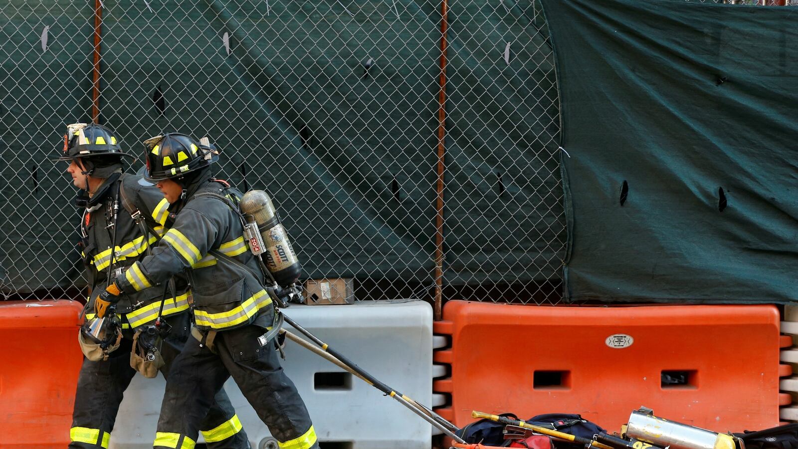 cheats/2016/12/22/24-hurt-in-nyc-high-rise-fire/161222-upper-west-side-fire-cheat_uogmg2