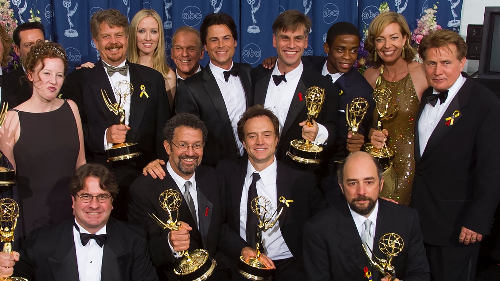 'West Wing' actors, writers, and producers gather for a group photo backstage at the 52nd Emmy Awards Show.