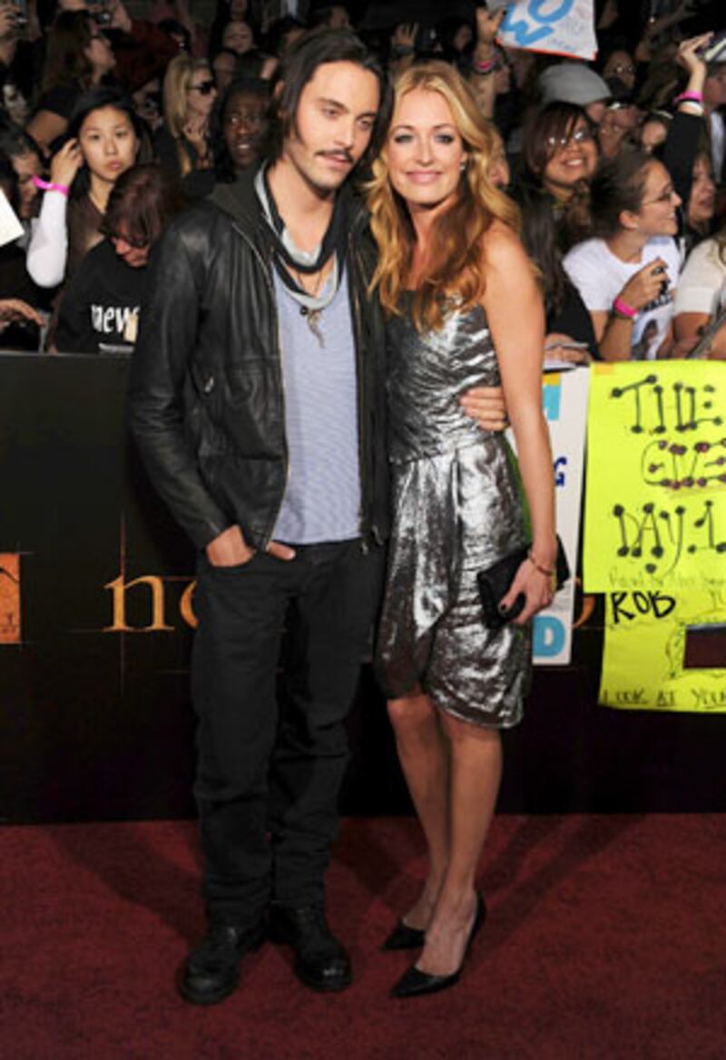 galleries/2009/11/17/new-moon-rises-over-hollywood/twilight-new-moon---deeley_mltg54