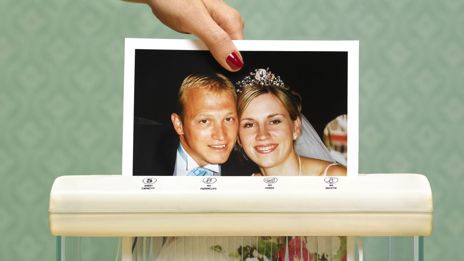 articles/2014/03/25/six-fictional-marriages-that-have-gone-very-very-wrong/140324-bookbag-korelitz-tease_ipxrzb