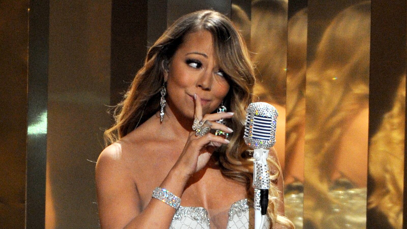 articles/2013/07/23/where-s-mariah-carey-s-new-album-a-fan-s-lament/130722-mariah-carey-album-fallon-tease_t0bynk