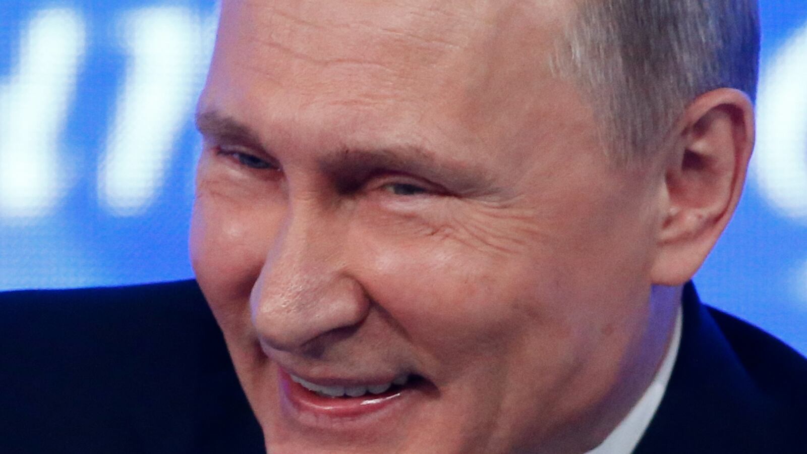 cheats/2016/12/29/russian-u-k-embassy-blasts-hapless-obama-for-cold-war-d-j-vu/161229-russia-embassy-tweet-cheat_oou4dn