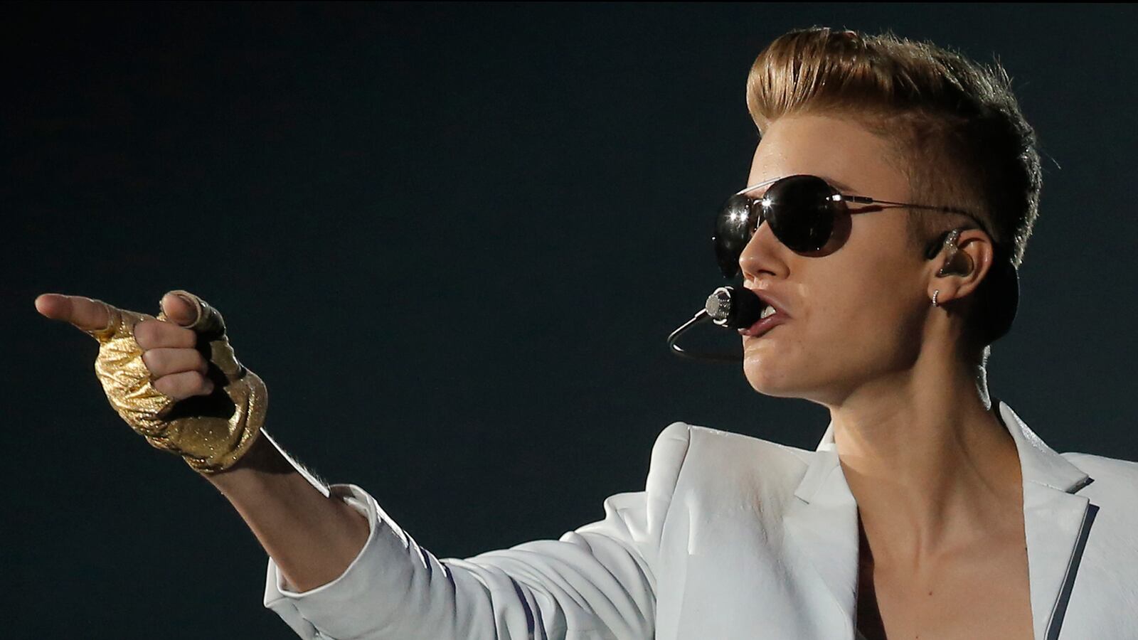 cheats/2013/04/25/drugs-found-on-bieber-s-tour-bus/130425-biebs-bud-bust-cheat_mbnh9w