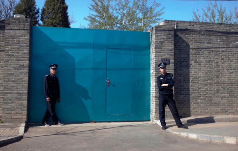 galleries/2011/06/22/chinese-artist-ai-weiwei-freed/ai-weiwei-released-prison-9_usl1ri