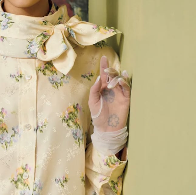 Ariana Grande appeared to have six fingers in a photo.