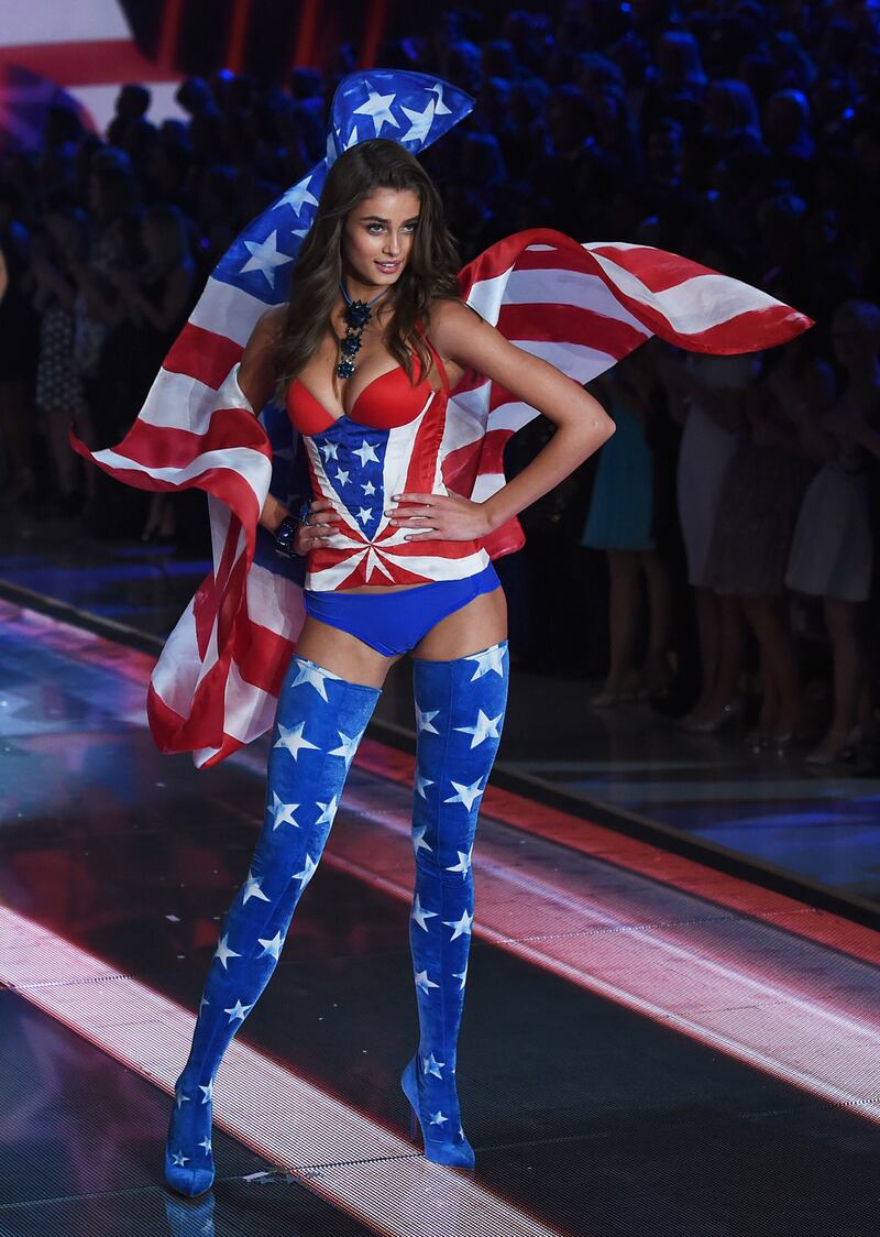 galleries/2015/11/11/the-2015-victoria-s-secret-fashion-show-angels-kardashians-panties-oh-my/151110-victoria-secret-show-08_ftu53l