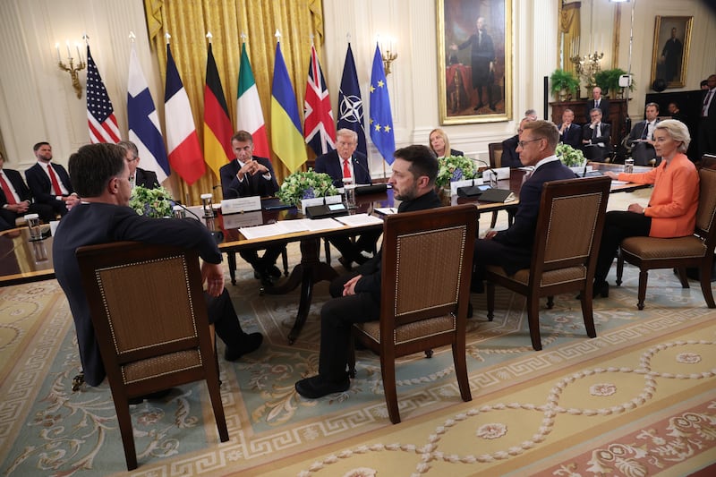 WASHINGTON, DC - AUGUST 18: U.S. President Donald Trump hosts a meeting with Ukrainian President Volodymyr Zelensky, European Commission President Ursula von der Leyen, NATO Secretary-General Mark Rutte, and other European leaders at the White House on August 18, 2025 in Washington, DC. President Trump hosted President Zelensky at the White House for a bilateral meeting and an expanded meeting with European leaders to discuss a peace deal between Russia and Ukraine. (Photo by Win McNamee/Getty Images)