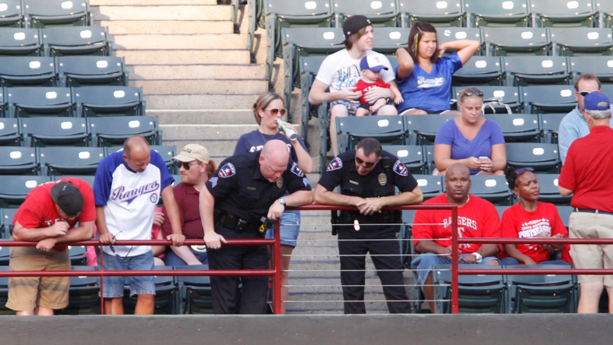 cheats/2011/07/08/rangers-fan-falls-to-death-from-stands/baseball-fan-falls-texas-rangers_ahb4hk